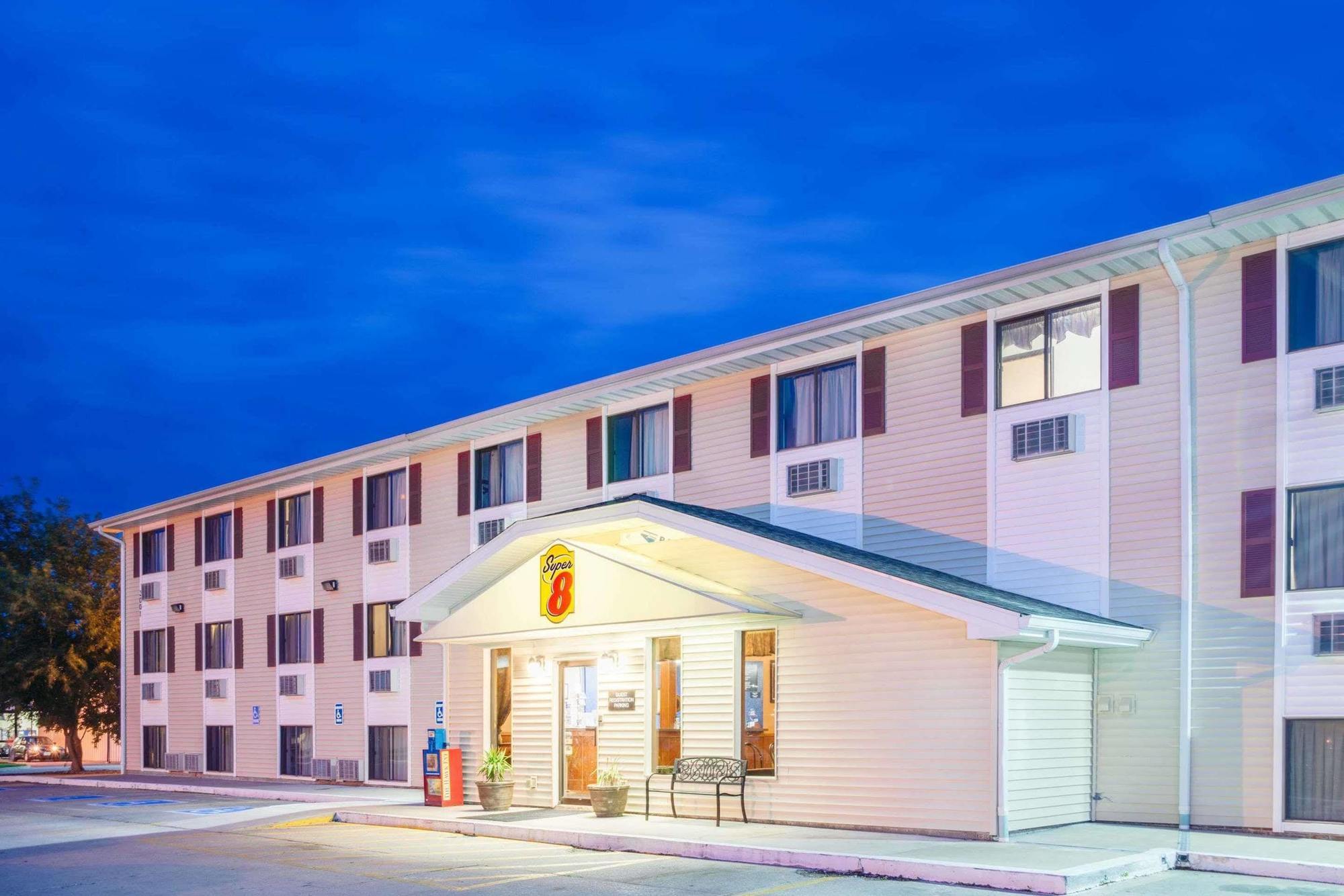 Super 8 By Wyndham Burlington Hotel Exterior photo